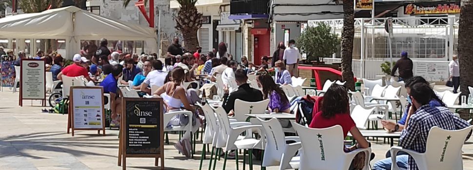 Fotos: Matí de dissabte de terrasses i platja a Vinaròs