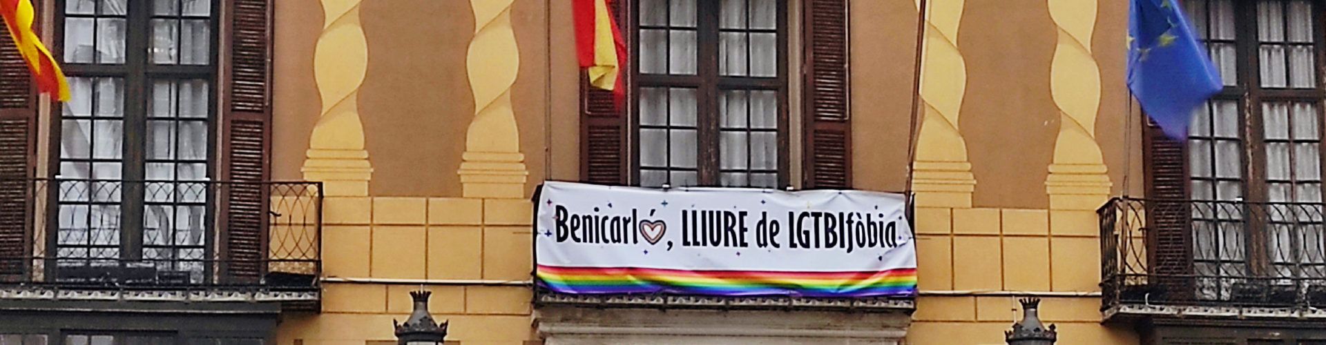 La façana de l’Ajuntament de Benicarló recorda el Dia Mundial contra l’LGTBIfòbia