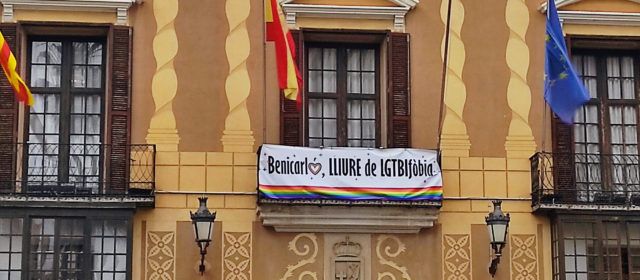 La façana de l’Ajuntament de Benicarló recorda el Dia Mundial contra l’LGTBIfòbia