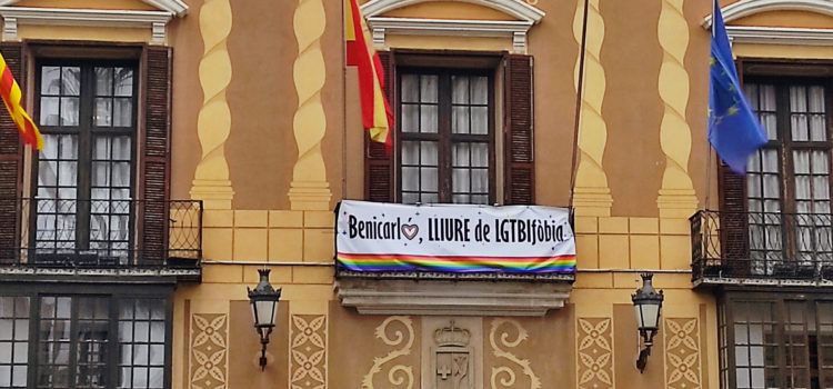 La façana de l’Ajuntament de Benicarló recorda el Dia Mundial contra l’LGTBIfòbia
