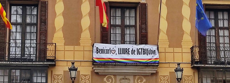 La façana de l’Ajuntament de Benicarló recorda el Dia Mundial contra l’LGTBIfòbia
