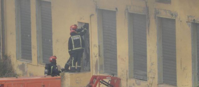 Vídeos i fotos: incendi en una vella nau de Vinaròs