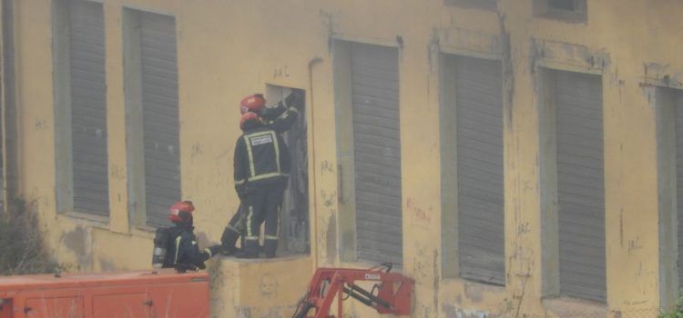 Vídeos i fotos: incendi en una vella nau de Vinaròs