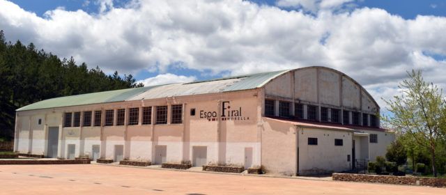 L’ajuntament i la Diputació signen el conveni per a reparar la teulada de l’Espai Firal de Morella