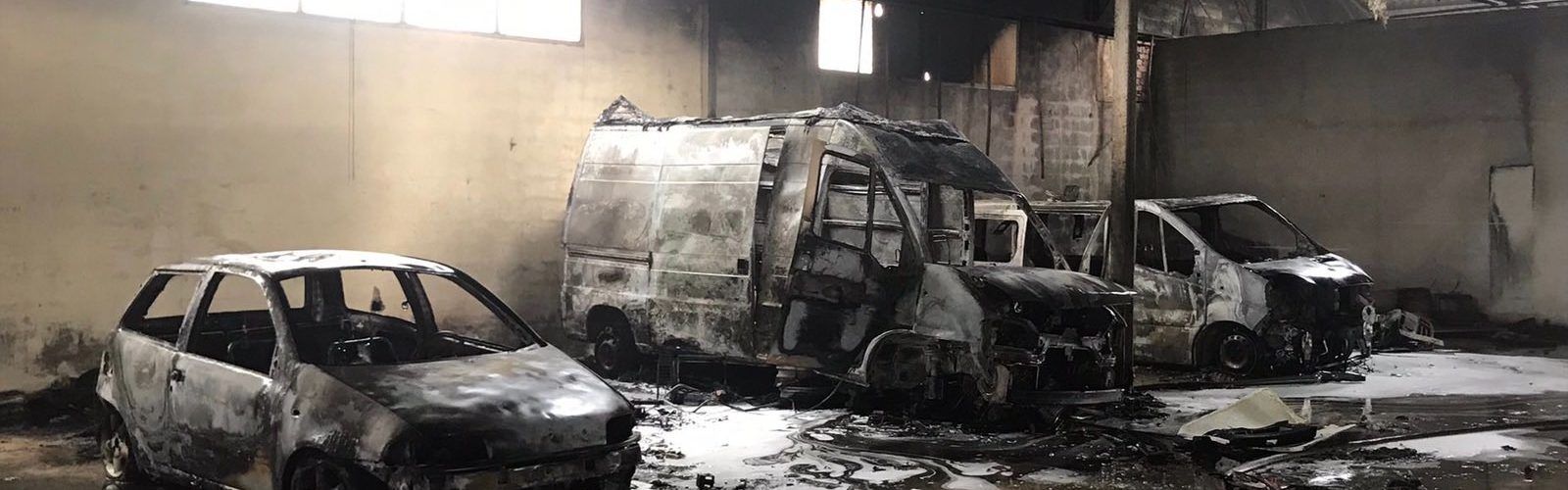 Tres vehículos calcinados en el incendio de una nave en Vinaròs