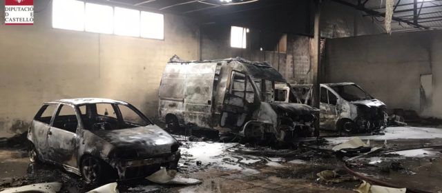 Tres vehículos calcinados en el incendio de una nave en Vinaròs