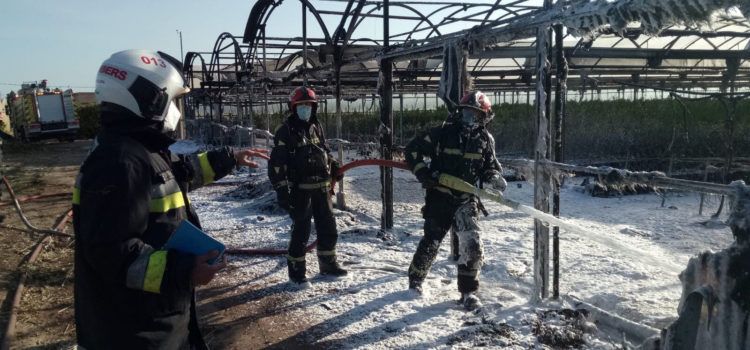 Incendio en unos viveros de Vinaròs con 6 invernaderos afectados