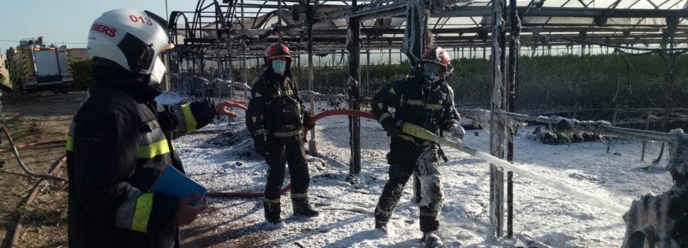 Incendio en unos viveros de Vinaròs con 6 invernaderos afectados