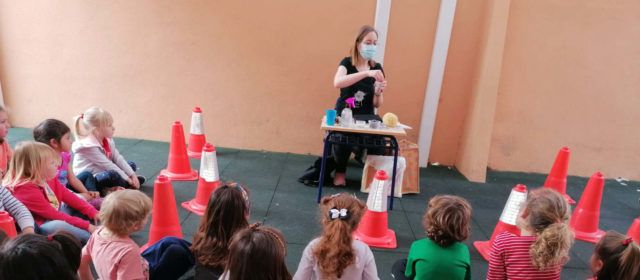 Núria Albesa mostra l’esquitx al col·legi Misericòrdia de Vinaròs