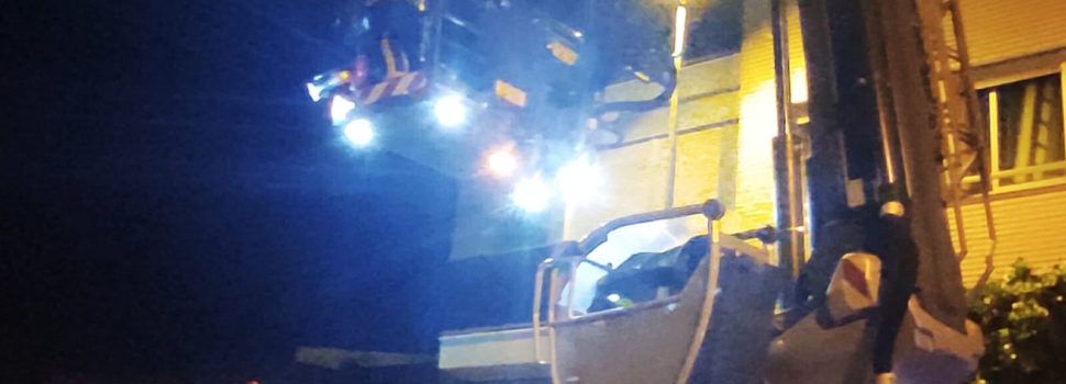 Los bomberos rescatan a un vecino de Benicarló con su autobrazo telescópico