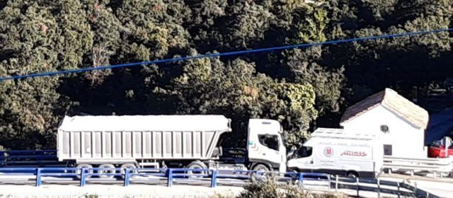 Choque entre un camión y una furgoneta en el puente de la Bota de la N-232