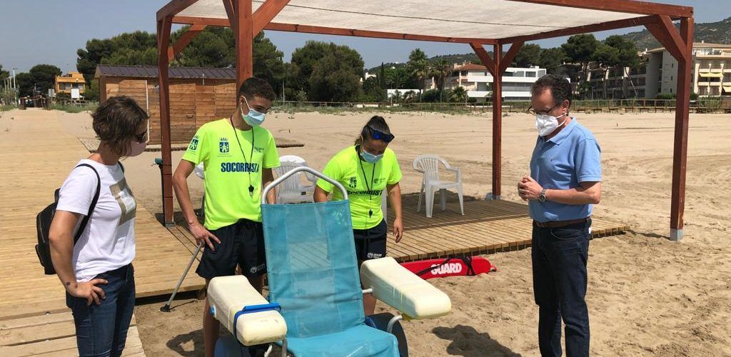 Alcossebre posa en marxa el servei de platja accessible a la platja del Carregador