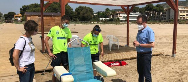 Alcossebre posa en marxa el servei de platja accessible a la platja del Carregador