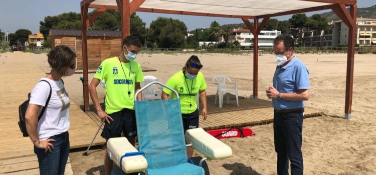 Alcossebre posa en marxa el servei de platja accessible a la platja del Carregador