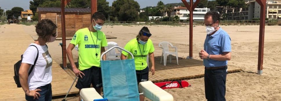 Alcossebre posa en marxa el servei de platja accessible a la platja del Carregador