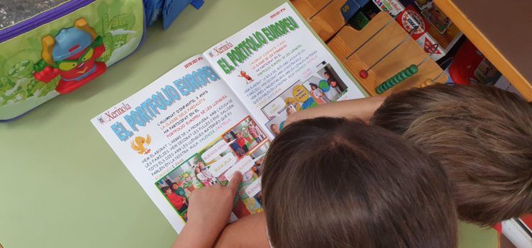 La revista escolar Xerinola torna al paper, després d’un any fent-se només digital pel covid
