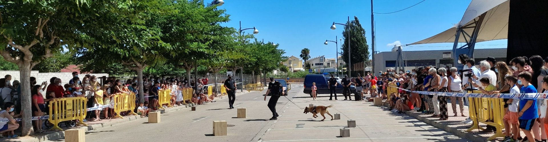 La Policia Local de Vinaròs muestra sus “poderes” al público infantil