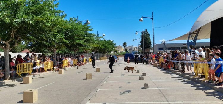 La Policia Local de Vinaròs muestra sus “poderes” al público infantil