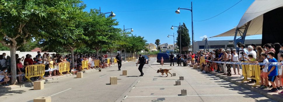 La Policia Local de Vinaròs muestra sus “poderes” al público infantil