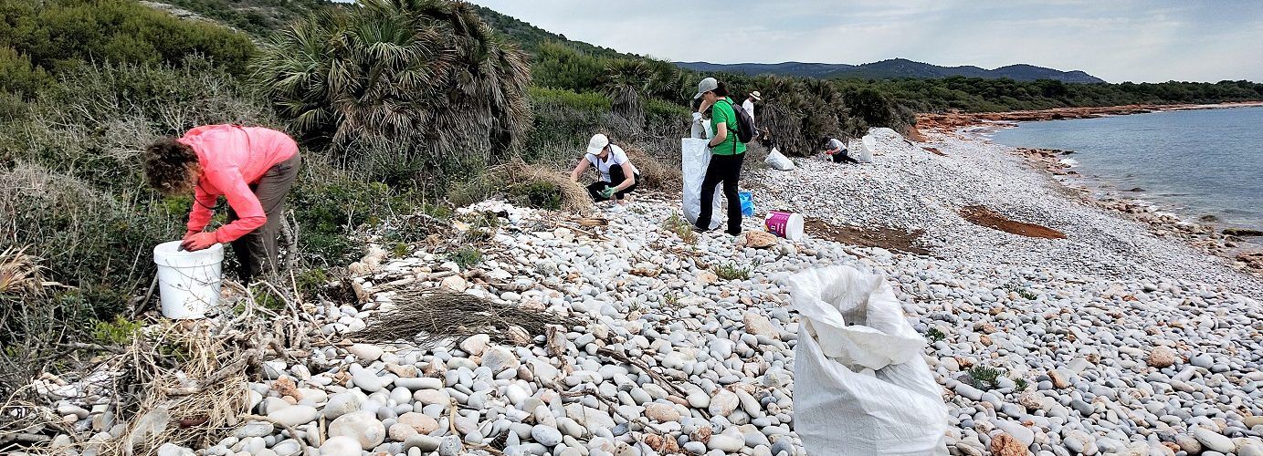 Recogen todo tipo de residuos en la playa de La Basseta (Peñíscola) dentro de la campaña “Limpiemos los mares”