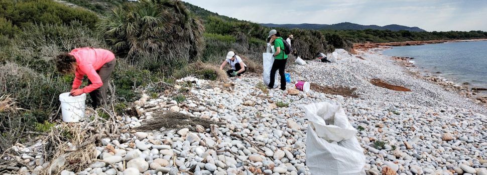 Recogen todo tipo de residuos en la playa de La Basseta (Peñíscola) dentro de la campaña “Limpiemos los mares”