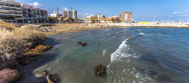 Vinaròs inicia la temporada de bany a les seues platges i cales amb la recuperació de serveis