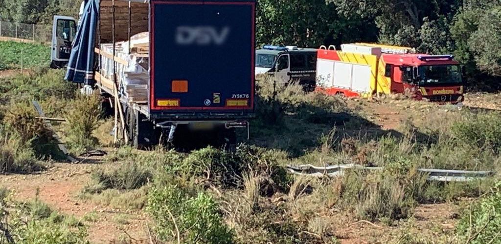 Accidente de camión con mercancías peligrosas en Benicarló, sin vertido