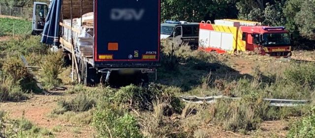 Accidente de camión con mercancías peligrosas en Benicarló, sin vertido