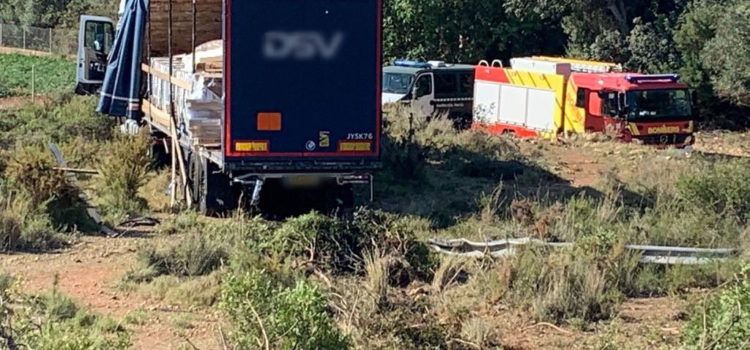 Accidente de camión con mercancías peligrosas en Benicarló, sin vertido