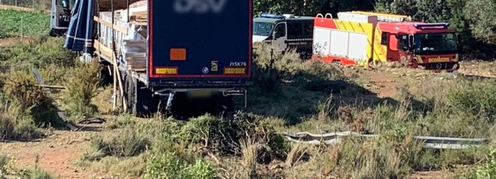 Accidente de camión con mercancías peligrosas en Benicarló, sin vertido