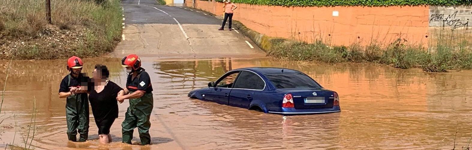 Los bomberos rescatan a ocho personas durante la fuerte tormenta