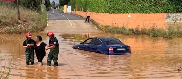 Los bomberos rescatan a ocho personas durante la fuerte tormenta