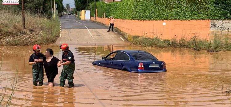 Los bomberos rescatan a ocho personas durante la fuerte tormenta