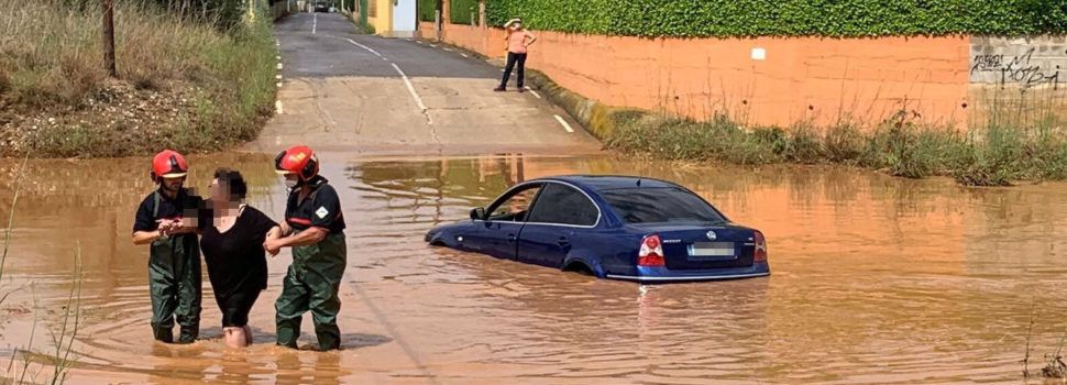 Los bomberos rescatan a ocho personas durante la fuerte tormenta