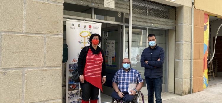 Puerta visita Cocemfe Maestrat a Vinaròs, reivindicant el paper de les associacions en la inclusió social de col·lectius amb discapacitat 