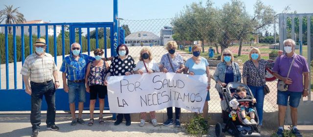Nueva protesta de usuarios de la piscina municipal de Benicarló, reclamando su reapertura