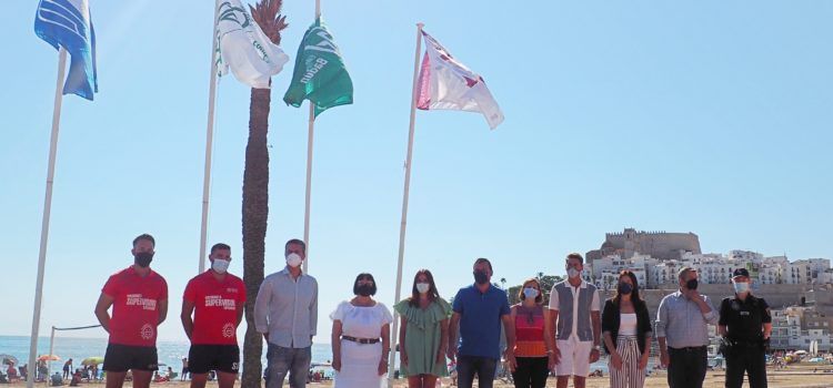 Peníscola llueix les banderes de qualitat a la seua platja