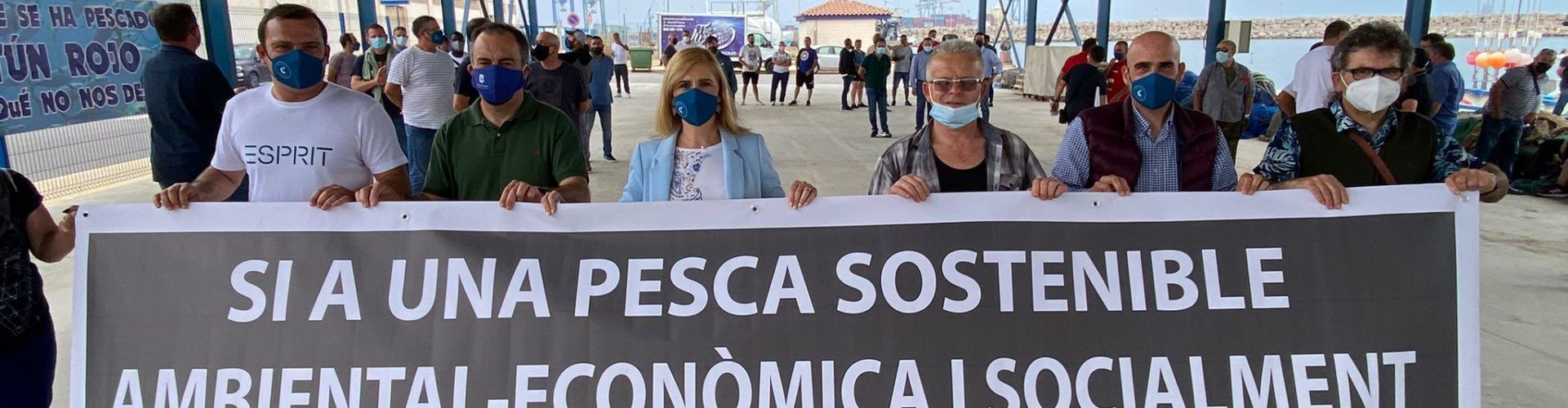 El alcalde de Peñíscola, junto al sector pesquero, en la concentración convocada por la Comisión Interfederativa de Cofradías de Pescadores de la Comunitat