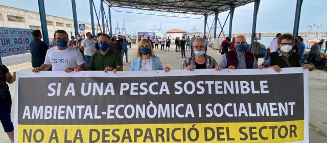 El alcalde de Peñíscola, junto al sector pesquero, en la concentración convocada por la Comisión Interfederativa de Cofradías de Pescadores de la Comunitat