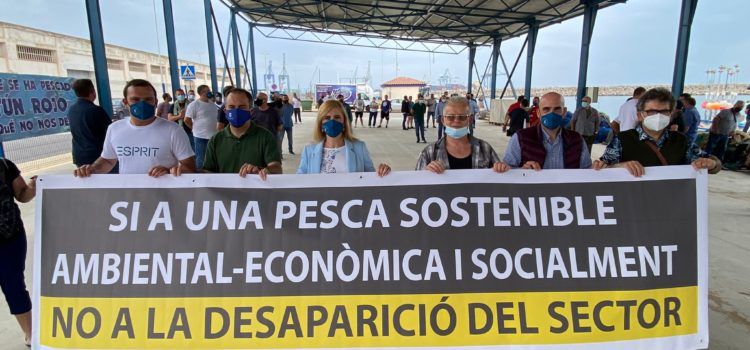 El alcalde de Peñíscola, junto al sector pesquero, en la concentración convocada por la Comisión Interfederativa de Cofradías de Pescadores de la Comunitat