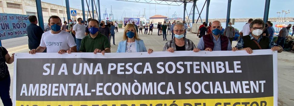 El alcalde de Peñíscola, junto al sector pesquero, en la concentración convocada por la Comisión Interfederativa de Cofradías de Pescadores de la Comunitat