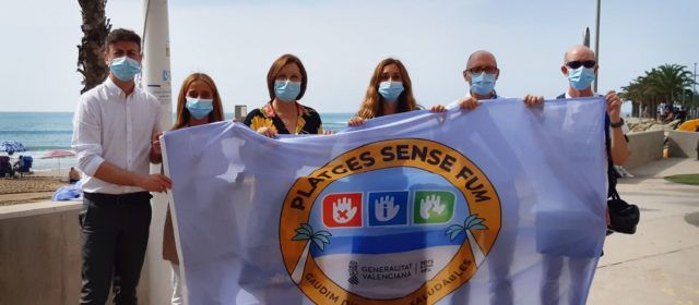 Benicarló hissa les banderes de ‘Platges Sense Fum’ per a evitar el tabac als arenals