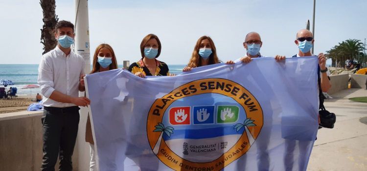 Benicarló hissa les banderes de ‘Platges Sense Fum’ per a evitar el tabac als arenals