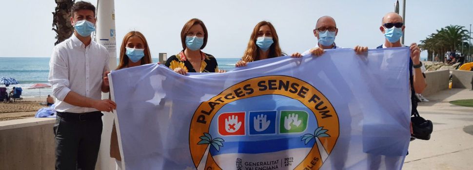 Benicarló hissa les banderes de ‘Platges Sense Fum’ per a evitar el tabac als arenals