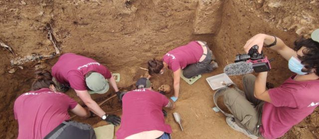 Acaba la exhumación de una víctima de la represión franquista en el cementerio de Vinaròs