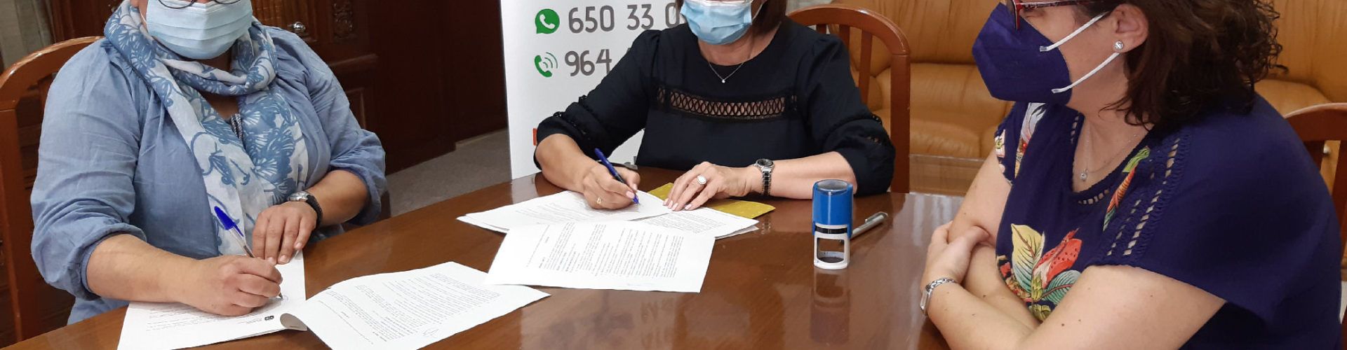 L’alcaldessa firma els convenis anuals amb Ateneu Maestrat i AFA Benicarló