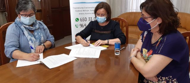 L’alcaldessa firma els convenis anuals amb Ateneu Maestrat i AFA Benicarló