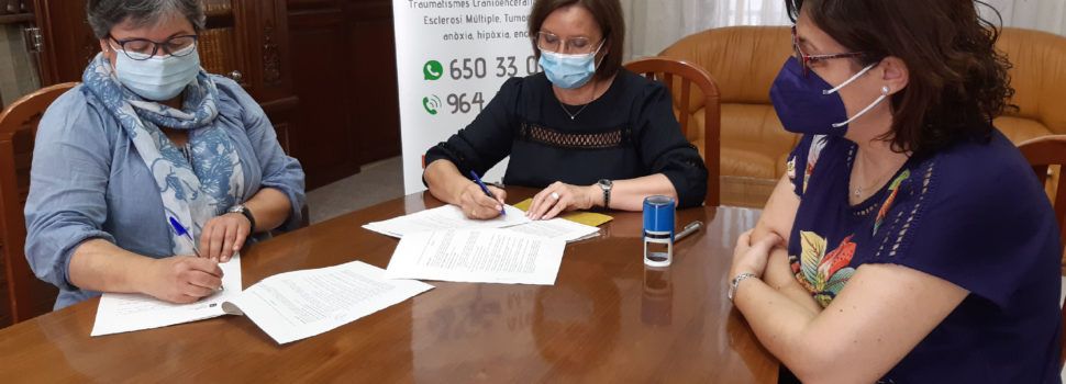 L’alcaldessa firma els convenis anuals amb Ateneu Maestrat i AFA Benicarló