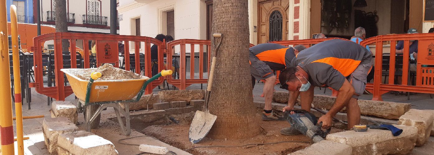 La Brigada d’Obres i Serveis rebaixa els escocells de la plaça de Sant Bartomeu
