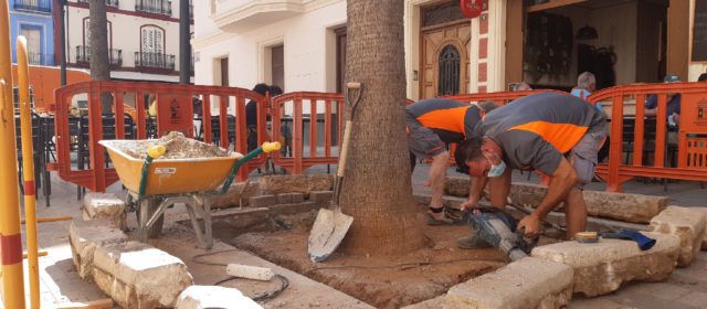 La Brigada d’Obres i Serveis rebaixa els escocells de la plaça de Sant Bartomeu
